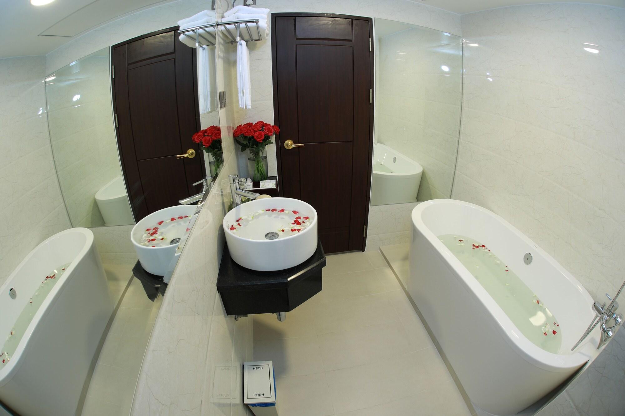 Rose Palace Hotel Yangon Bagian luar foto